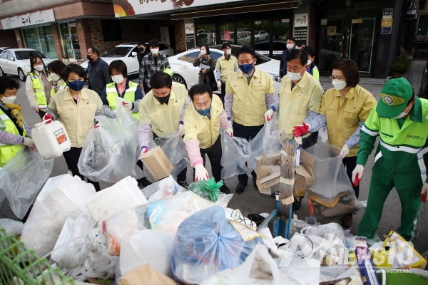 수원시의회 도시환경위, 생활폐기물 샘플링 작업 참여./사진=수원시의회